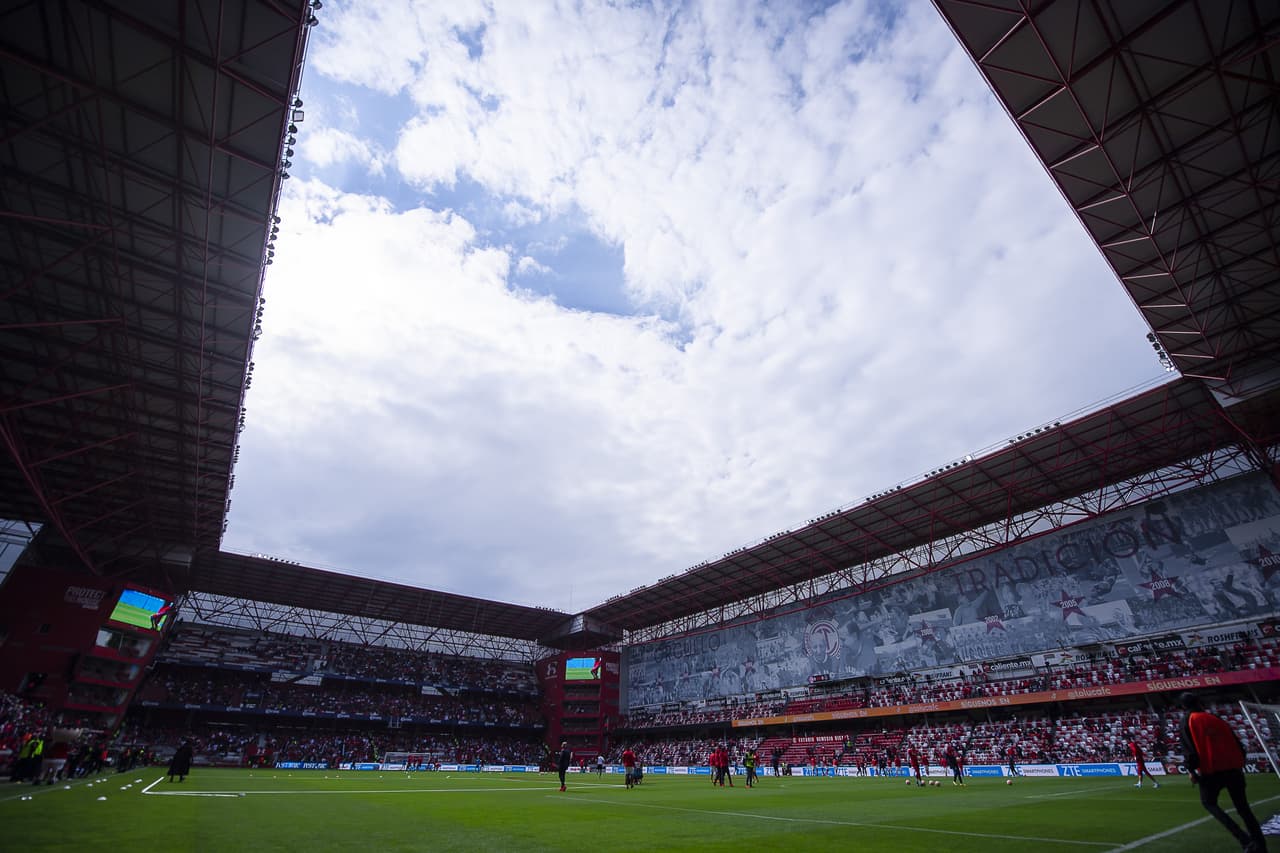 Toluca y las Chivas dividen puntos en un partido con emociones y polémica arbitral.