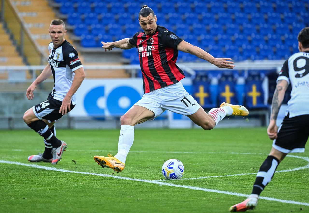 Zlatan es expulsado, pero Milan sigue siendo sublíder