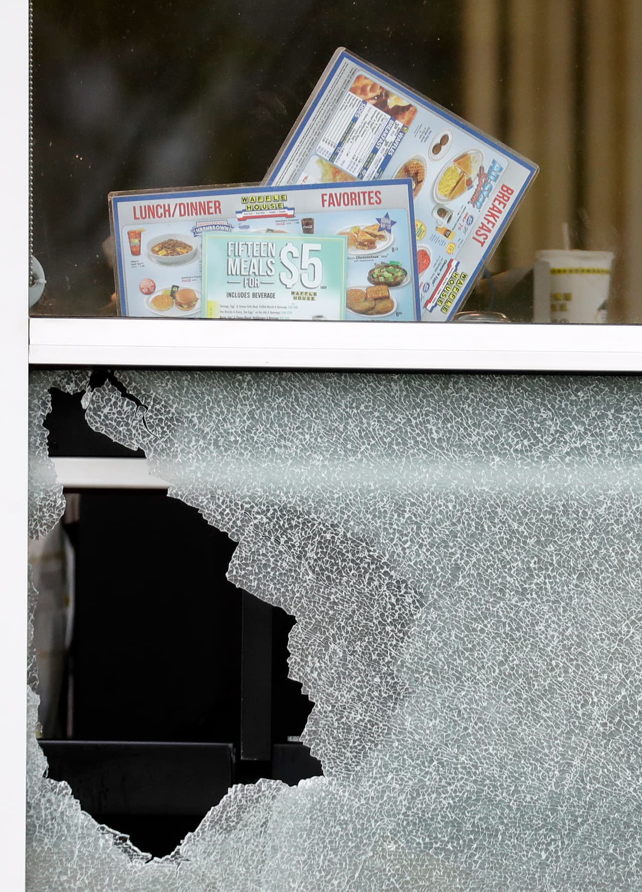 Después de sentarse en su camioneta durante unos minutos, el hombre armado salió con su rifle y disparó fatalmente a las primeras dos personas frente a Waffle House, dijo la policía. "Luego entró al restaurante (y) siguió disparando", añadieron.