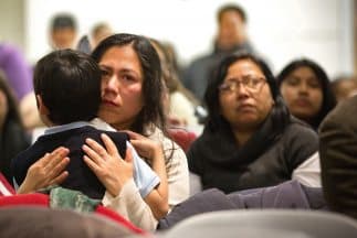 Unos 5 millones de inmigrantes indocumentados en Estados Unidos esperan que las cortes levanten la prohibición que tiene frenada la acción ejecutiva que el Presidente Obama anunció el 20 de noviembre del 2014.