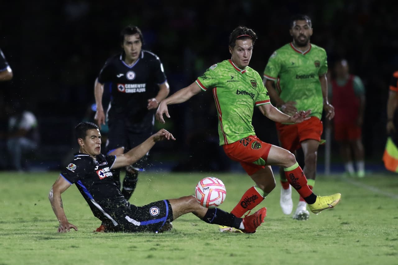 FC Juárez le sacó el empate a Cruz Azul de forma dramática con dos goles en los últimos 10 minutos del partido para meterse a zona de repechaje y hundir a La Máquina al lugar 14.