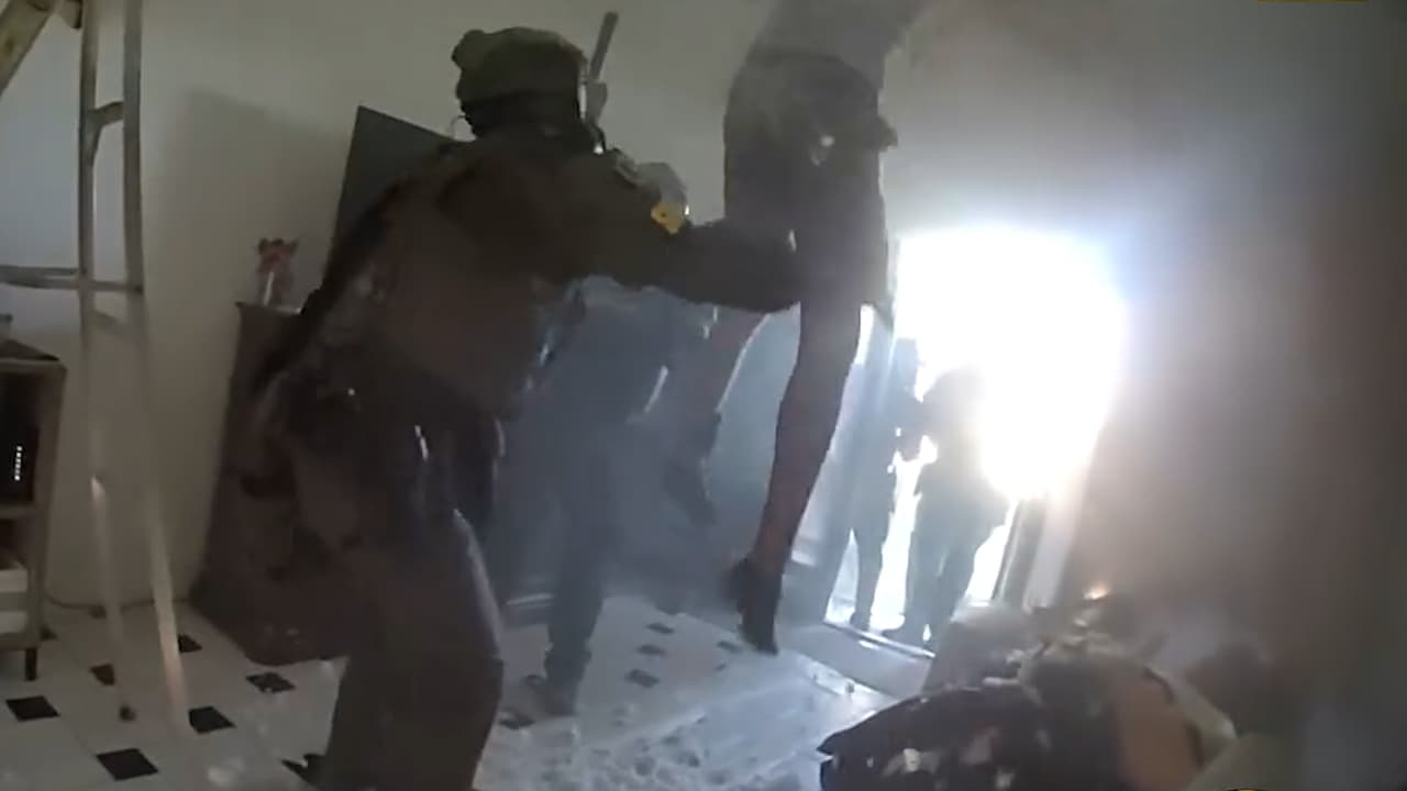 El momento en que un sospechoso atrincherado en un ático cae del techo a las manos de agentes SWAT