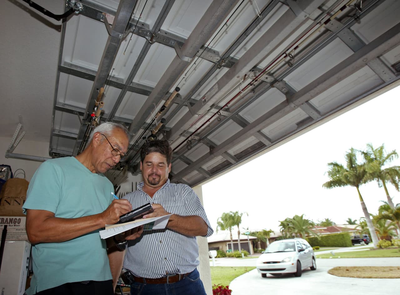 Es importante saber dónde se encuentra la palanca de desbloqueo manual para abrir la puerta de las cocheras eléctricas y cómo funciona. Las puertas de garajes pueden ser pesadas, así que puedes necesitar ayuda para levantarla.