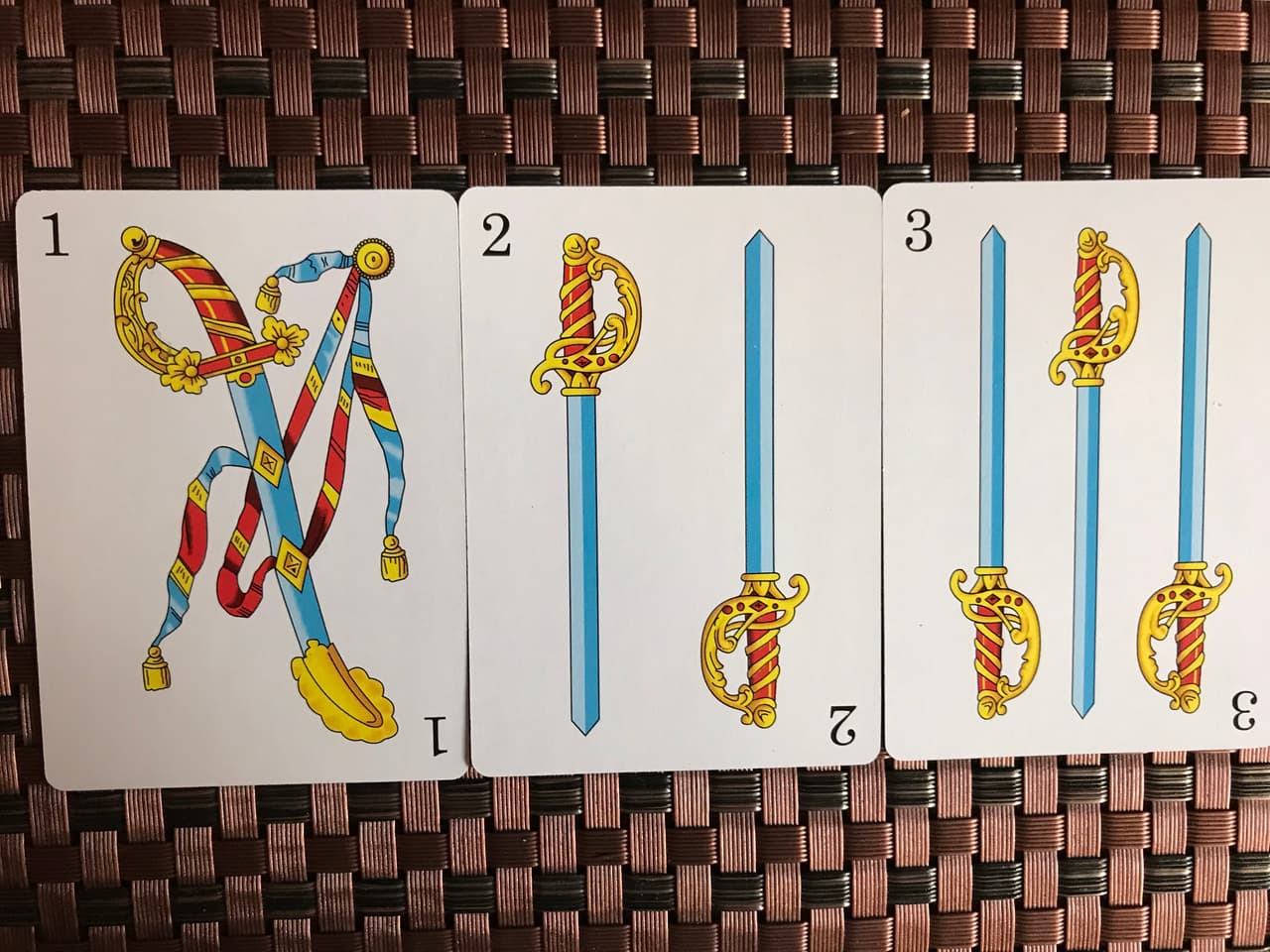 El 
<b>tres de espadas</b> habla de alguna inquietud, de un posible enojo con alguien cercano a nuestras vidas. Puede que una tercera persona esté buscando crear más discordia entre tú y tu pareja o familia. Augura un conflicto importante con tu entorno cercano, así que toma tus precauciones.