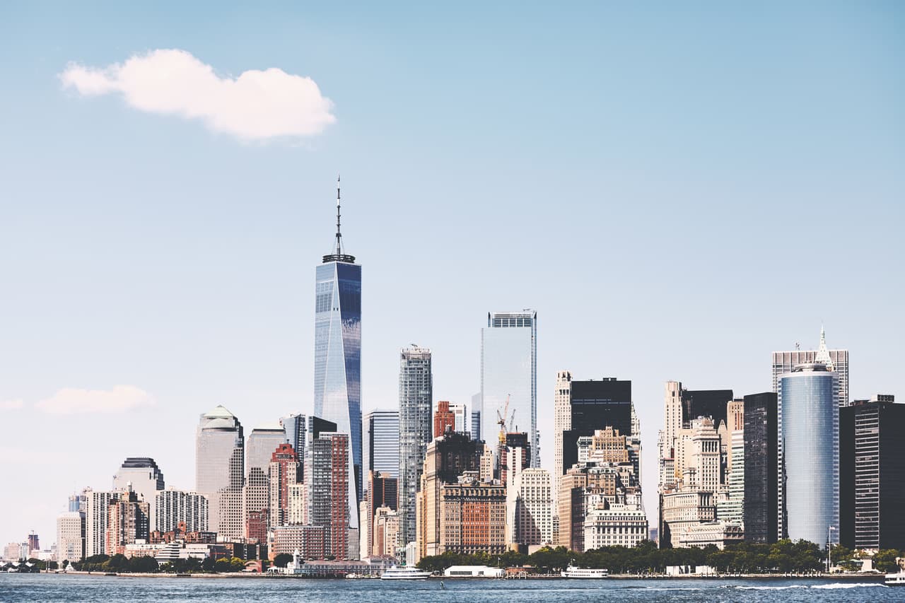<h3 class="cms-H3-H3">2. Nueva York, Estados Unidos</h3>
<br>
<br>Esta ciudad electrizante llena de historias sigue siendo una de las más famosas del mundo, por la constante inovación
<b>que se genera gracias a su ambiente de progreso. </b>
<br>
<br>Ahora, tras el paso duro de la pandemia, la ciudad no pretende quedarse atrás y perder su lugar en el planeta, por lo que
<b>pondrá su inolvidable oferta cultural sobre la mesa para evolucionar a favor de sus visitantes. </b>
<br>
<br>Además de sus museos, también resaltan sus múltiples parques y sus restaurantes y bares al aire libre que lucen siempre con buen clima que acompañe, mientras se tiene en la mente el posible regreso de los espectáculos de Broadway
<b>para junio de este año. </b>
<br>
<br>