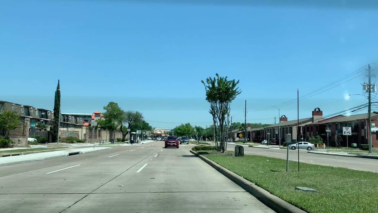 Diversas violaciones al reglamento municipal se reportan en varios complejos habitacionales al suroeste de Houston por las condiciones inseguras de sus edificios.