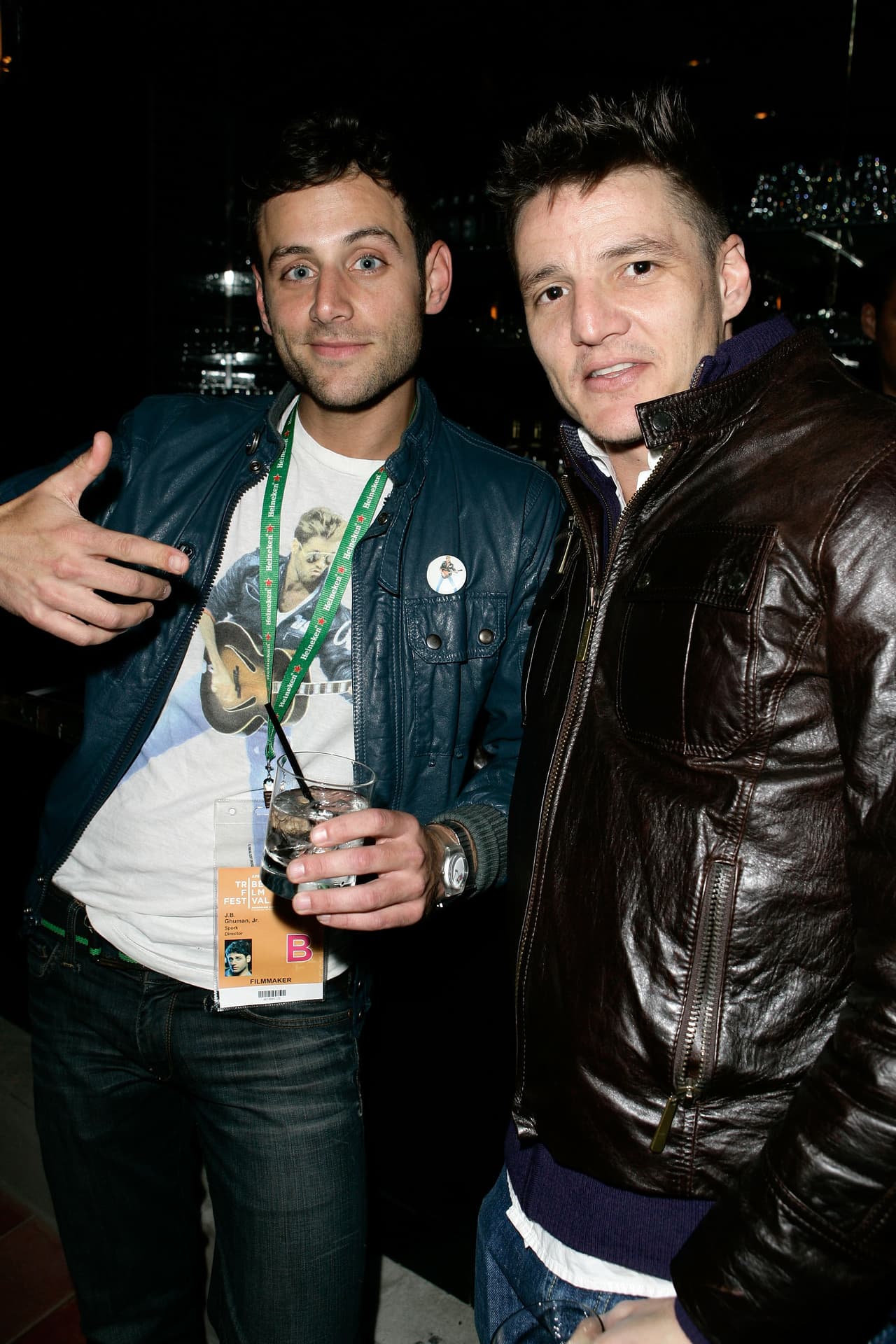 Aunque famoso, él disfruta de montar el tren para llegar a sus destinos.