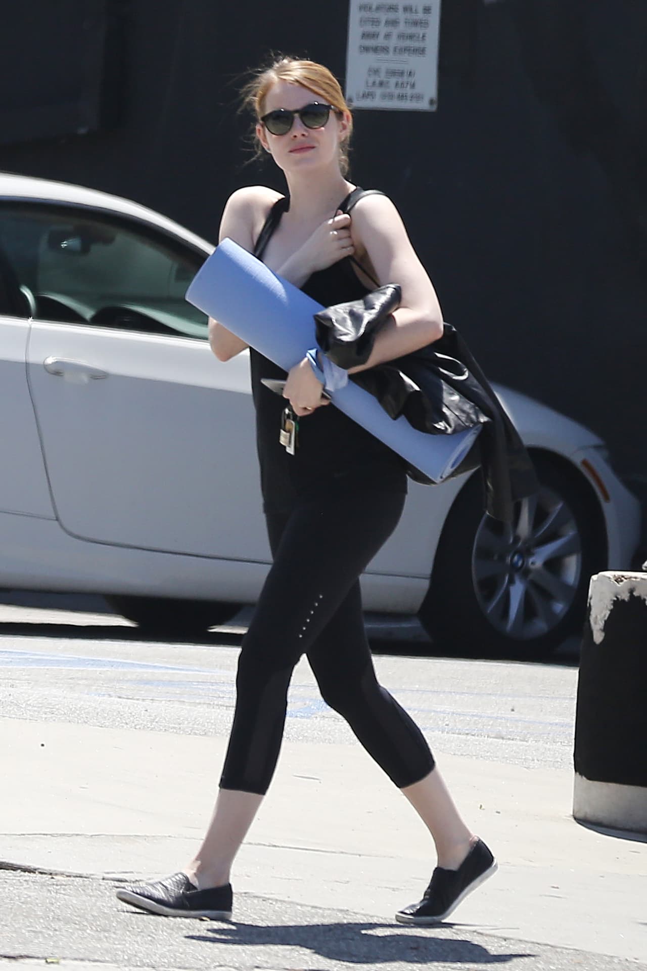 Si vistes como Emma Stone, puedes esperar halagos en los pasillos de la escuela. Los leggins oscuros con la típica camiseta negra son una combinación de 10.