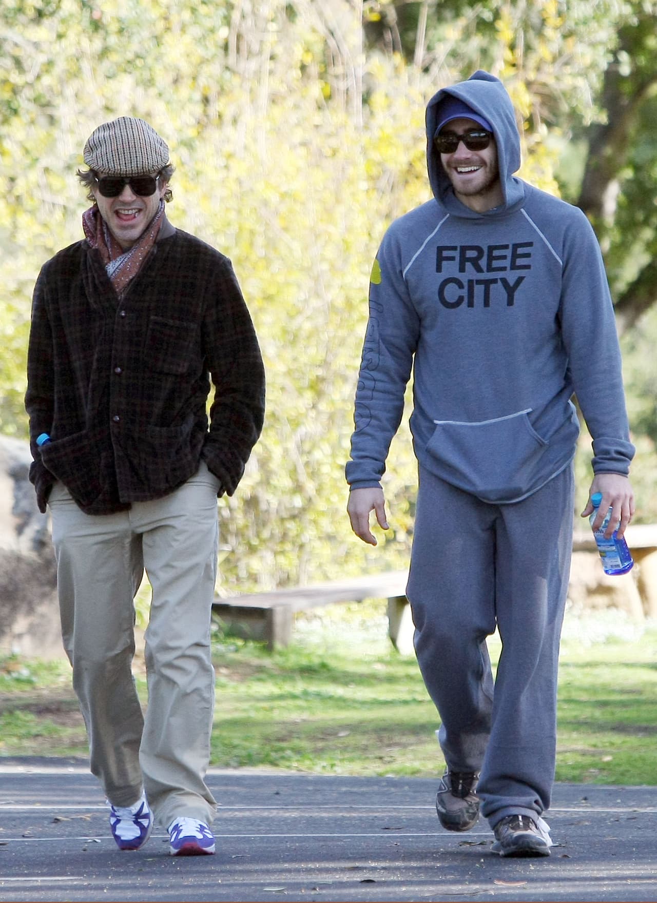 Este par de amigos nos da una doble lección: mientras Jake Gyllenhaal prefiere la tendencia 'oversize' de conjuntos del mismo color para ir a correr, Robert Downey Jr. reprueba un poco por llevar prendas que no permiten transpirar y estar muy cómodo. ¡Cuestión de gustos para ir al colegio!