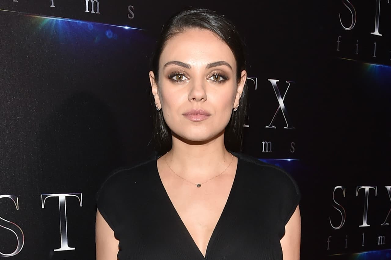 Mila Kunis revela cómo es la relación entre sus dos pequeños hijos