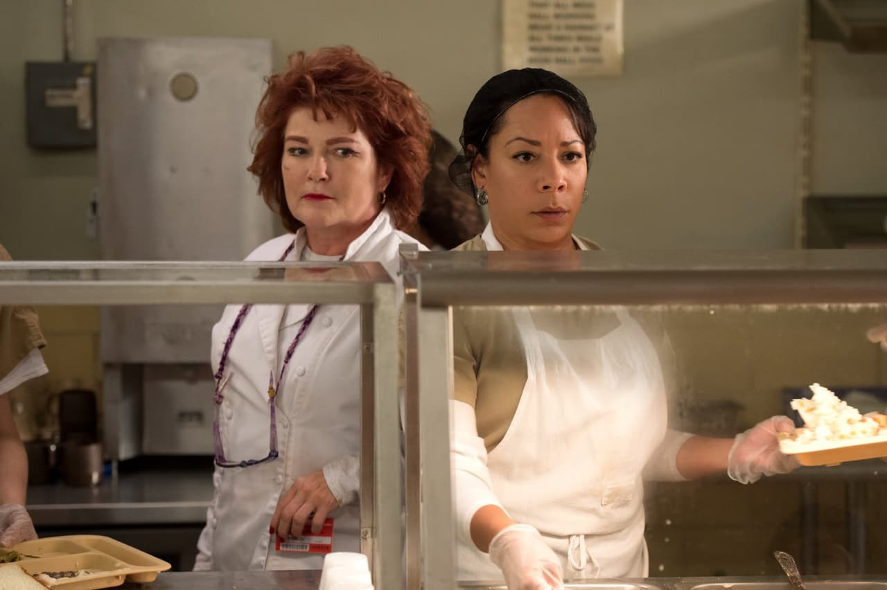 Red (Kate Mulgrew) y Gloria (Selenis Leyva) analizando problemas.