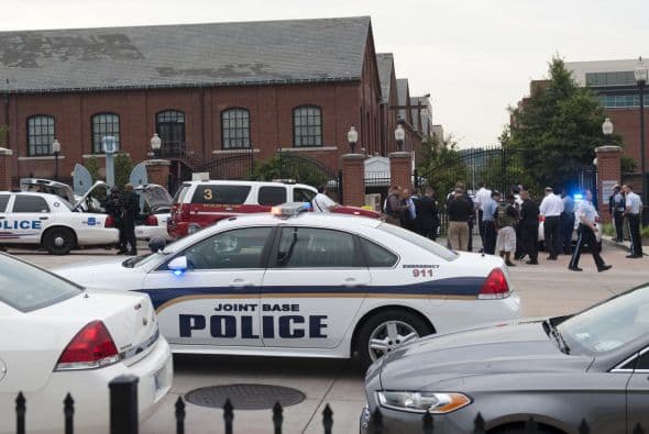 El personal de múltiples agencias del país se ha congregado en el Comando de la Marina de Guerra de EEUU, mientras el personal de emergencia asiste a los heridos. El pentágono indica que hay múltiples muertos entre los heridos.