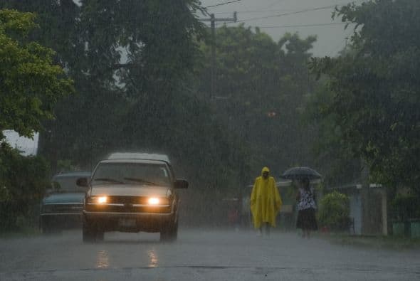 El presidente de México, Felipe Calderón, dijo a través de su cuenta de Twitter que el huracán "impactará fuertemente en el centro del país" y ocasionará lluvias y "deslaves" (derrumbes)", por lo que pidió a la población "tomar especiales precauciones en zonas usualmente inundables".