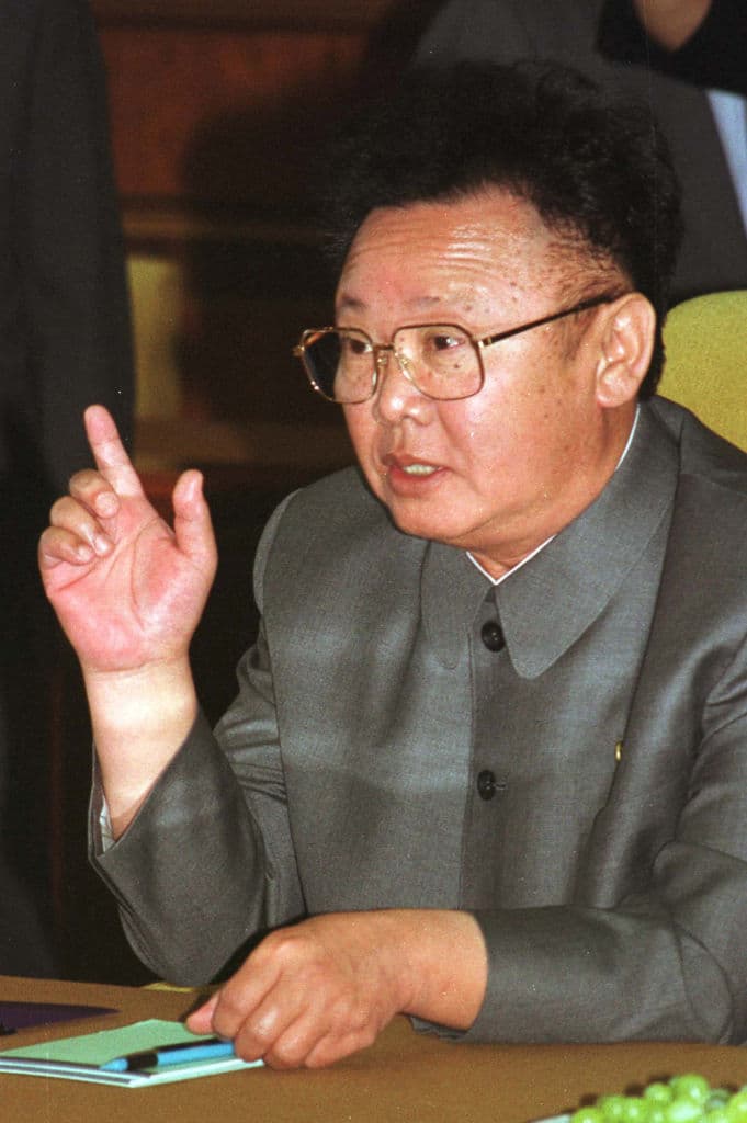 Esta táctica de misterio y hermetismo respecto a la salud de su líder es común en Corea del Norte. Recordemos que el papá de Kim Jong Un,
<b>Kim Jong Il</b> había sufrido un derrame cerebral en el 2008 y su muerte se informó en diciembre del 2011.