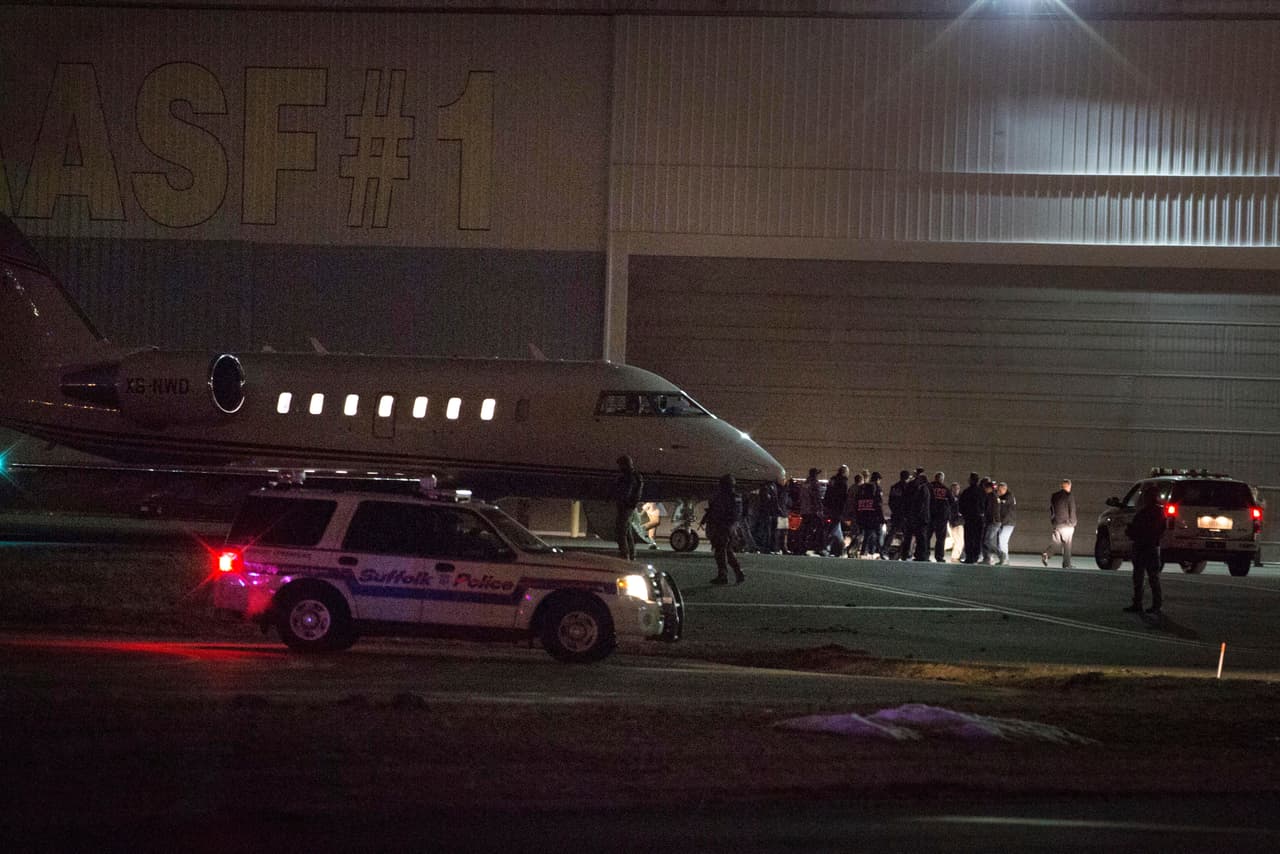 La aeronave donde viajaba Joaquín Guzmán Loera aterrizó en el aeropuerto McArthur de Long Island, en el estado de Nueva York, a las 9:26 de la noche, hora del este.