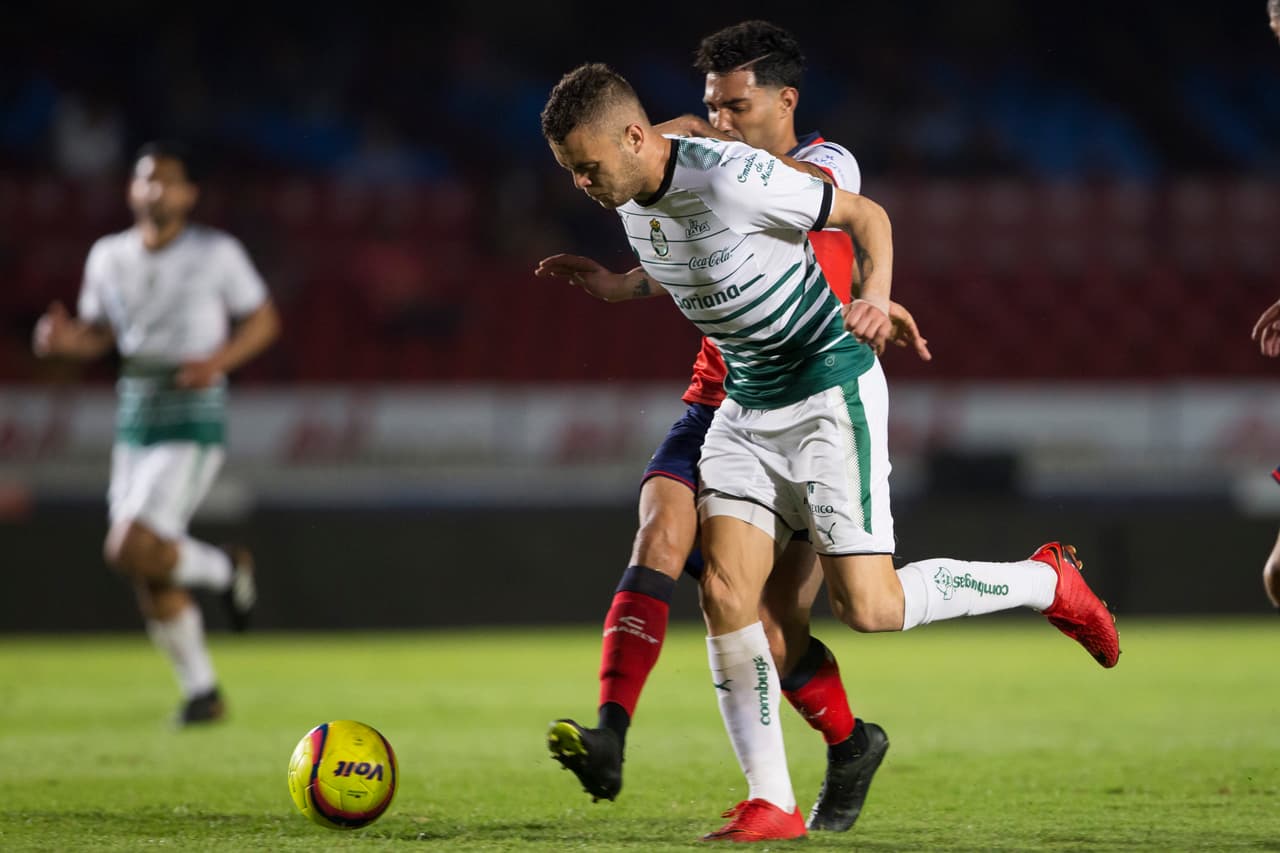 Santos se dedicó a luchar por el empate. El resto del encuentro, la escuadra lagunera presionó la portería rival de manera incesante.