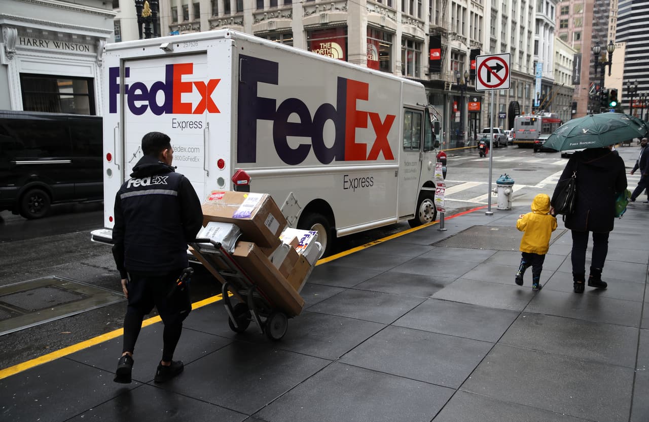 Policía se disfraza de empleado de FedEx y arresta a un hombre que recibía cocaína por paquetería