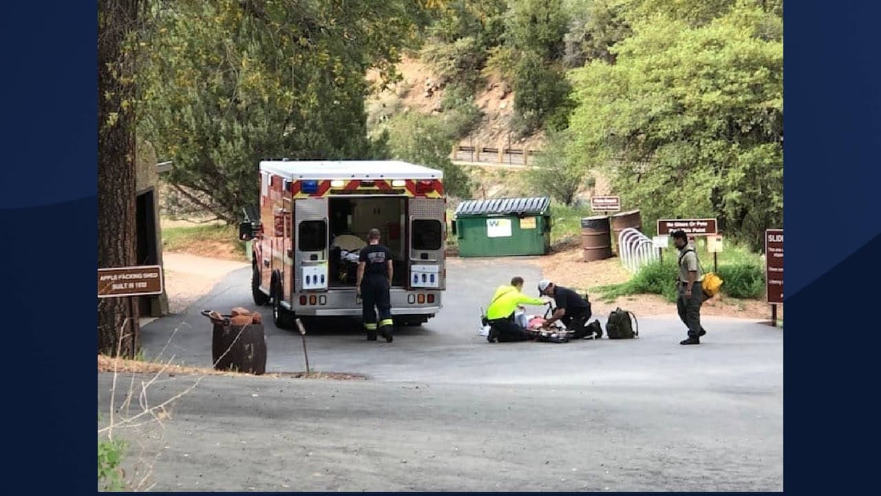 “El departamento de bomberos de Sedona desea recordar a todos los residentes y visitantes que 
<b>realicen todas las actividades al aire libre temprano en la mañana</b>, asegúrese de estar bien hidratado, tenga la ropa adecuada para este entorno [de hacer ejercicio al aire libre] y siempre informe a alguien dónde se encuentra y cuándo está esperando volver”, 
<a href="https://www.facebook.com/SedonaFire/posts/4024661340957265" target="_blank">se lee en un comunicado de las autoridades. </a>
<br>