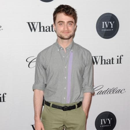 Igualmente admitió que no le gusta la idea de las redes sociales porque sabe que afectaría negativamente su salud mental a largo plazo: “Cuando era más joven, ya no, gracias a Dios, buscaba lo que se decía sobre mí en internet. Me daba por leer cosas así. Es una locura y una malísima adicción, y para mí Twitter y las redes son como una especie de extensión de eso. A menos que sólo fuera a leer cosas positivas sobre mí, lo cual tampoco es algo muy sano. A parte de eso, honestamente, no creo que sea lo suficientemente fuerte mentalmente. En este momento estoy bien así”.