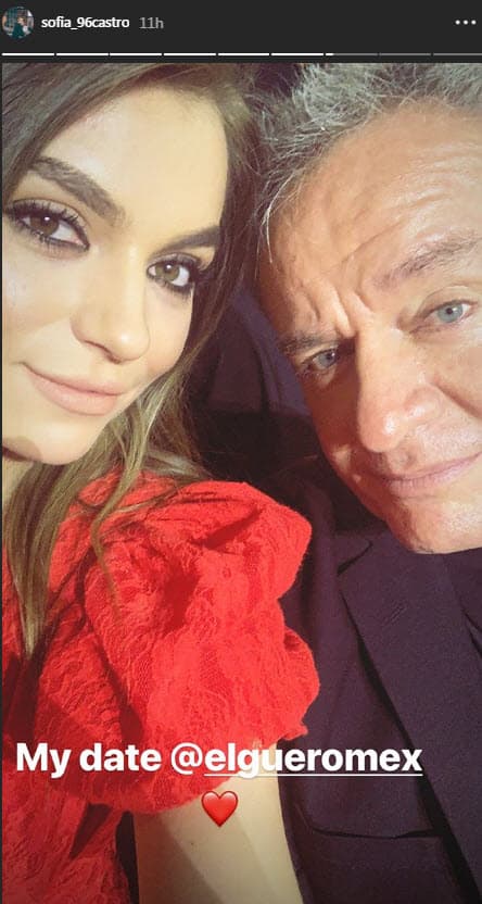 A través de sus redes sociales, la actriz compartió esta imagen donde mostró que iba acompañando a su papá en la alfombra.