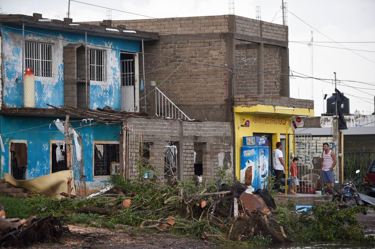 Destrucción menor en Escuinapa. El Centro Nacional de Huracanes de Estados Unidos (CNH) dijo el martes en la noche que un rápido debilitamiento debería comenzar pronto, mientras el ojo de la tormenta avanzaba hacia el estado de Durango.