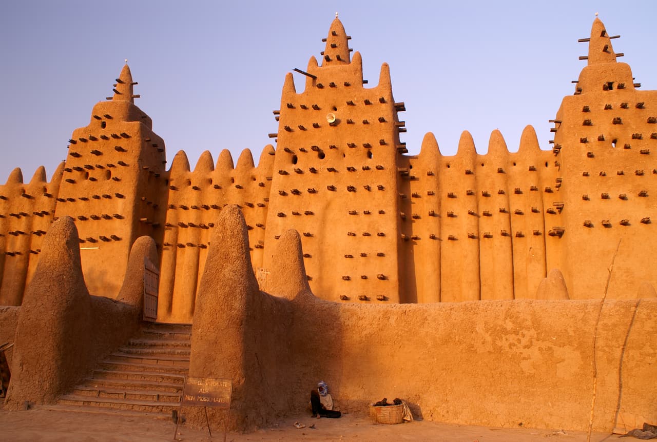 <b>Mali</b>
<br>
<br>
<b>Ciudades antiguas de Djenné.</b>
<br>
<br>Según la UNESCO, este patrimonio “es vulnerable a los procesos químicos en el suelo para la minería, la erosión, las inclemencias del tiempo y la urbanización descontrolada”.
<br>
<br>
<b>Otros patrimonios en peligro en esta nación:</b>
<br>
<br>
<b>Tombuctú.</b>
<br>
<br>
<b>Tumba de Askia.</b>
<br>