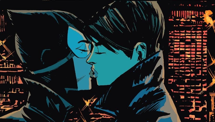 Beso entre Selina Kyle y Eiko