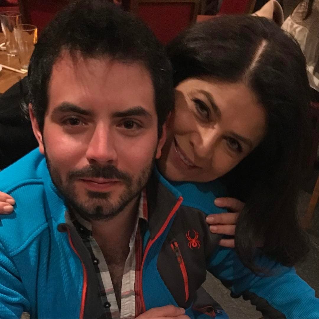 Además de los mellizos,
<b><a href="http://www.univision.com/temas/victoria-ruffo">Victoria</a></b> tuvo un hijo con el comediante y productor,
<b>Eugenio Derbez</b>,
<b>José Eduardo</b>, con quien también mantiene una excelente relación y por supuesto es uno de sus tesoros más preciados en la vida.