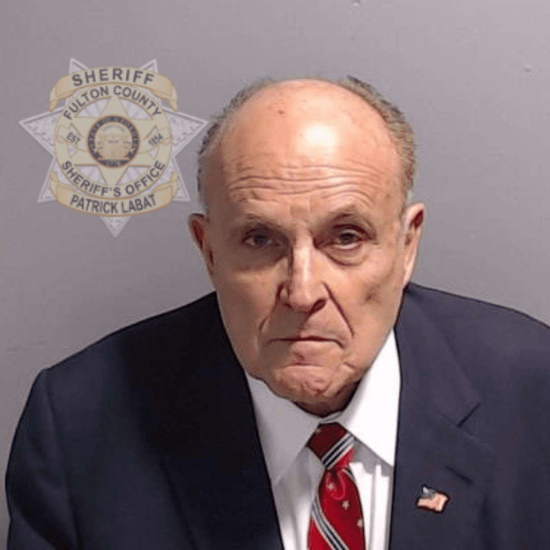 <b>Rudolph Giuliani</b>. El exabogado personal de Trump enfrenta 13 cargos. Fue puesto en libertad tras pagar una fianza de $150,000.