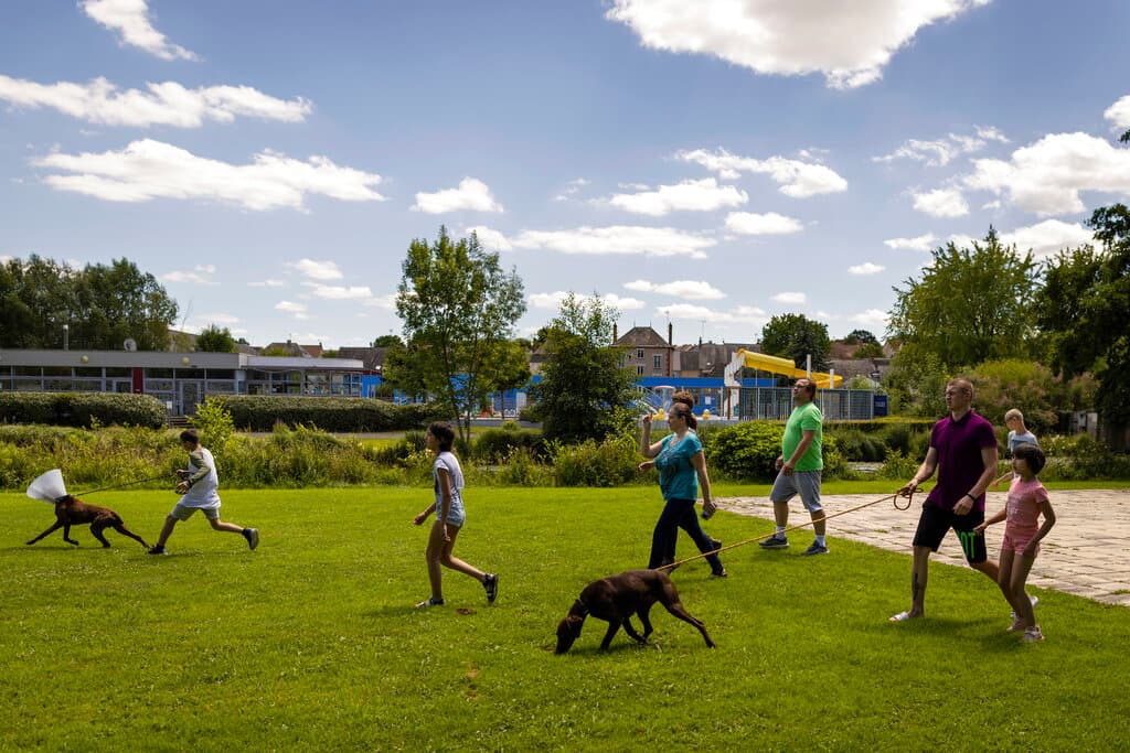 El panorama se complica por el hecho de que muchos niños de los llamados orfanatos de Ucrania 
<b>no son huérfanos en absoluto</b>. El gobierno ucraniano reconoció ante la ONU antes de la guerra que la mayoría de los niños del estado "no son huérfanos, no tienen ninguna enfermedad o dolencia grave y están en una institución porque sus familias están en circunstancias difíciles".
