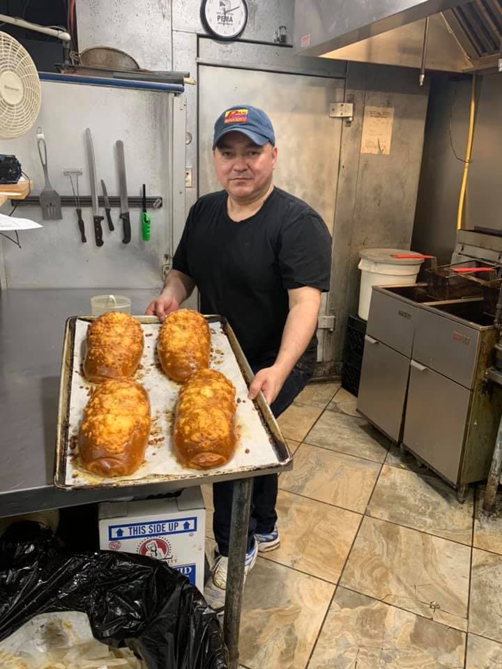 Carlos Restrepo, panadero y pizzero en Paterson, NJ. En Nueva Jersey todos los restaurantes y establecimientos de comidas solo pueden operar haciendo entregas a domicilio.
