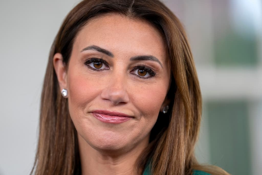 Habba asumirá el cargo de forma interina, reemplazando a John Giordano, quien fue designado como embajador de Estados Unidos en Namibia.