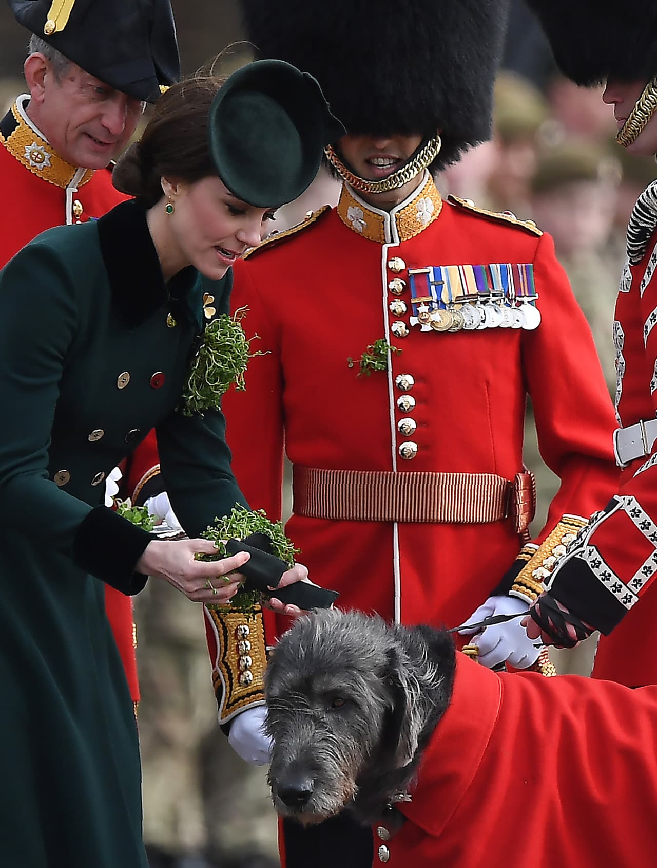 Kate y William con el Primer Batallón de las Guardias Irlandesas durante el Día de San Patricio, el viernes 17 de marzo, 2017.