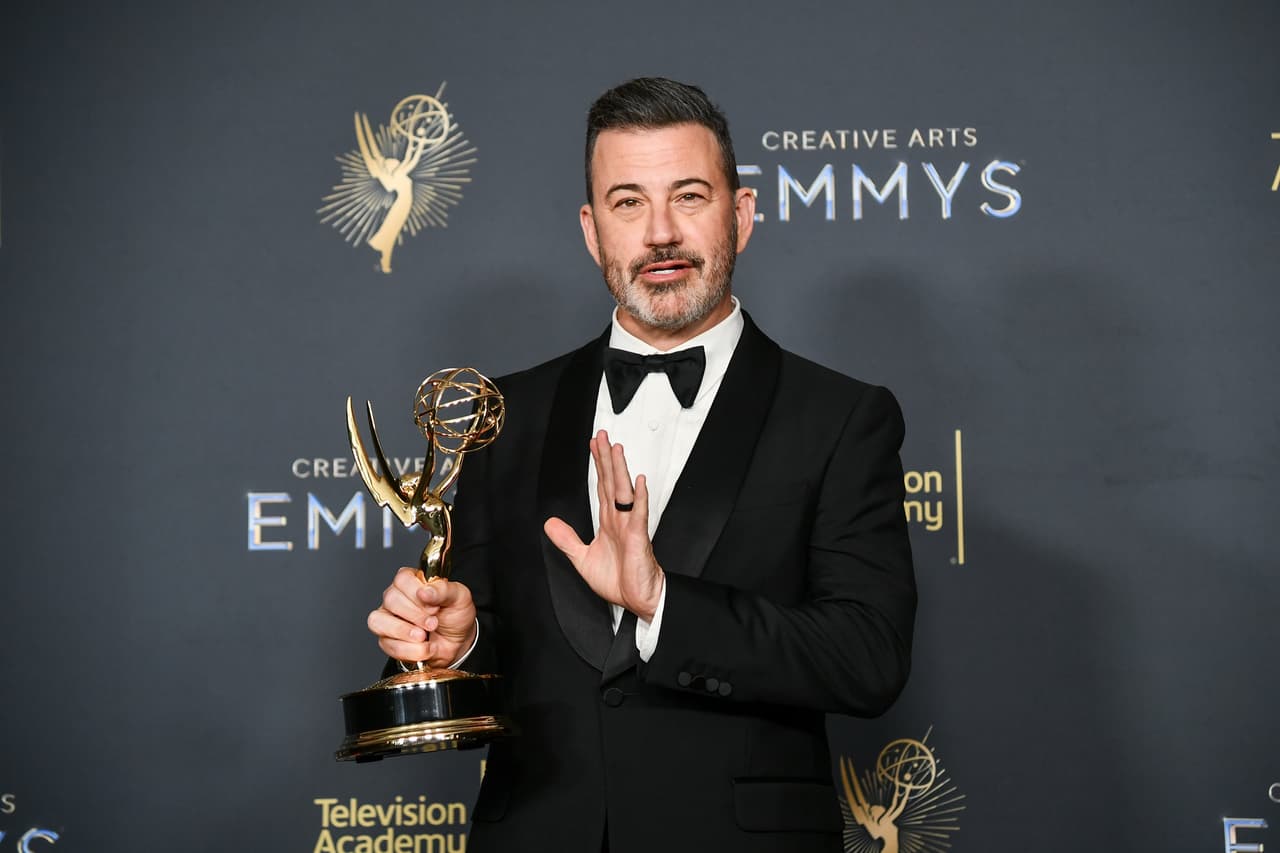Jimmy Kimmel posa en la sala de prensa con el premio al mejor presentador de un concurso por "¿Quién quiere ser millonario?" durante la segunda noche de los Premios Emmy a las Artes Creativas, el domingo 7 de septiembre de 2025, en el Teatro Peacock de Los Ángeles.