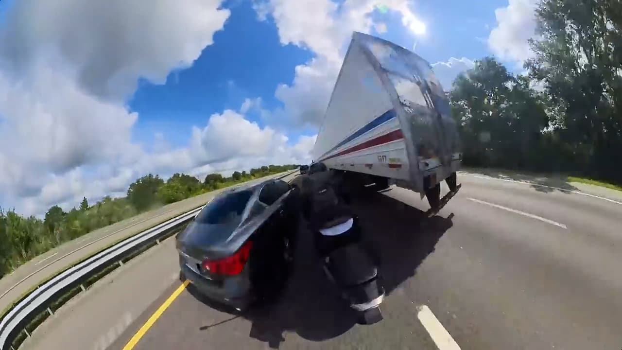 Las imágenes muestran el momento en que queda inconsciente tras el choque. El hombre intenta atravesar camiones y automóviles a más de 140 mph en una Honda CBR600RR por la Interestatal 95.