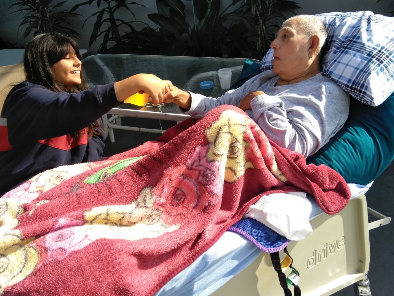 "Ellos lo mataron": hija de un mexicano que murió de covid-19 demanda a centro de cuidados alegando negligencia