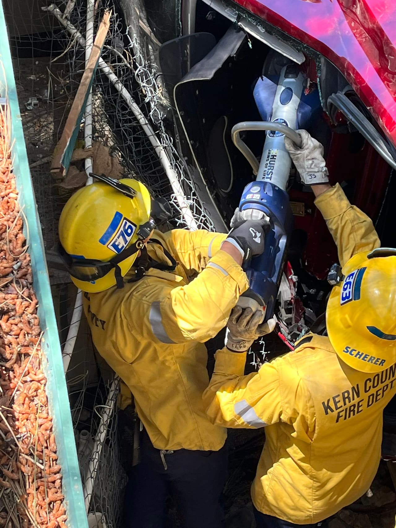 Al percatarse que no había forma de cómo sacar al conductor, tuvieron que buscar algunas herramientas, entre ellas, unas pinzas que son conocidas como "mandibulas de la vida" para poder abrir una parte del vehículo.