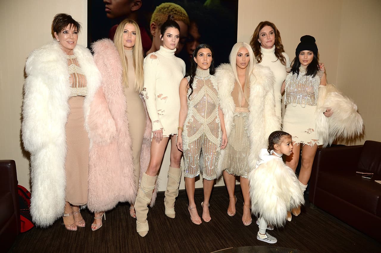 Khloe Kardashian, Kris Jenner, Kendall Jenner, Kourtney Kardashian, Kim Kardashian, con su pelo absolutamente rubio, West, North West, Caitlyn Jenner y Kylie Jenner llegaron al desfile todos enfundados en peludos abrigos blancos.