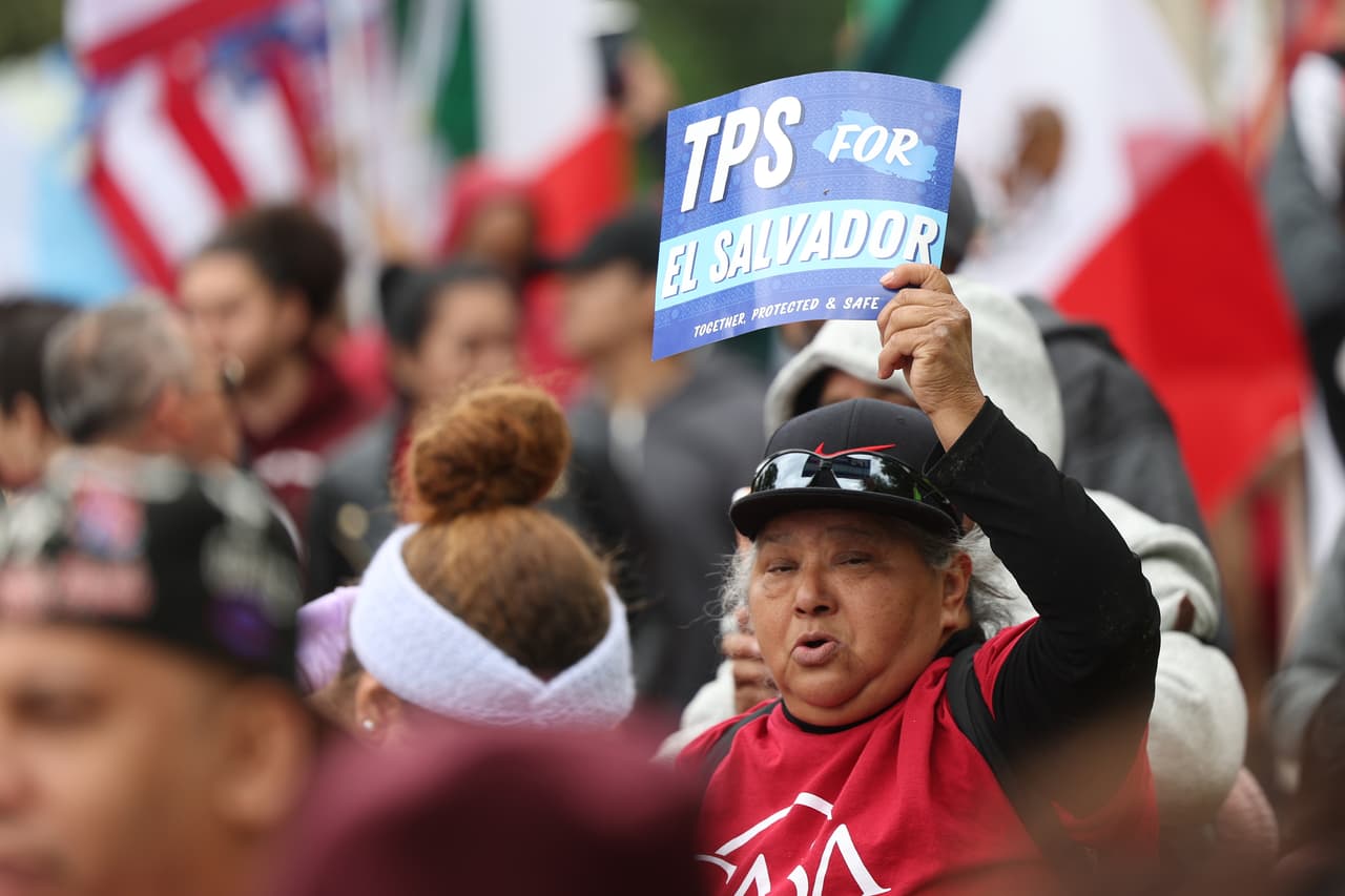 TPS para salvadoreños: incertidumbre, oraciones y el mensaje del Departamento de Seguridad Nacional