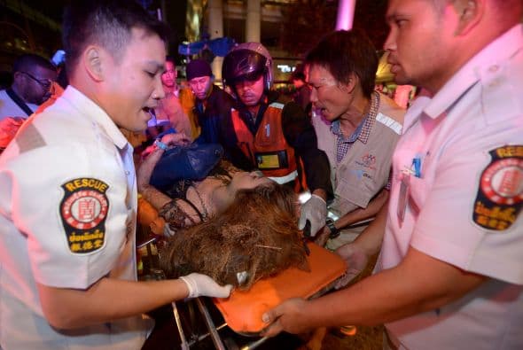 Una mujer herida es trasladada tras la detonación en el centro de la ciudad.