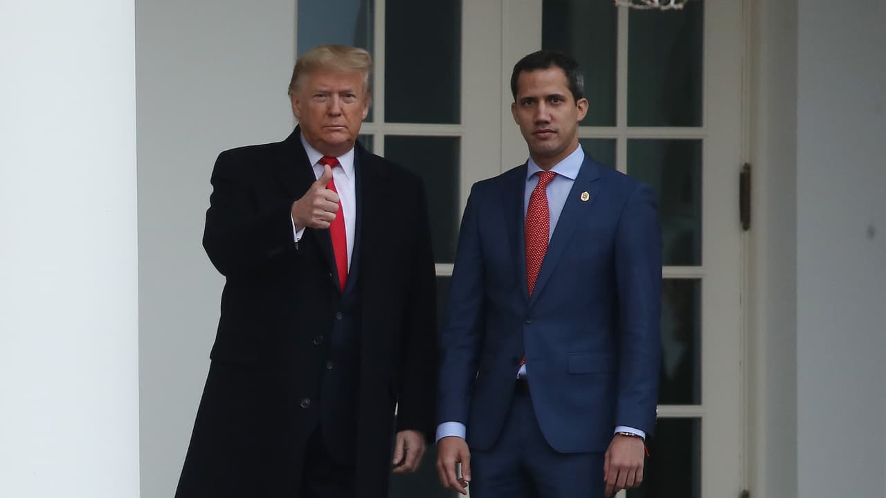 El apoyo de Trump al líder opositor de Venezuela alza preguntas sobre presuntos intereses egoístas del país norteamericano