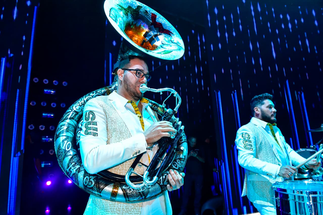 Afinaban los instrumentos.