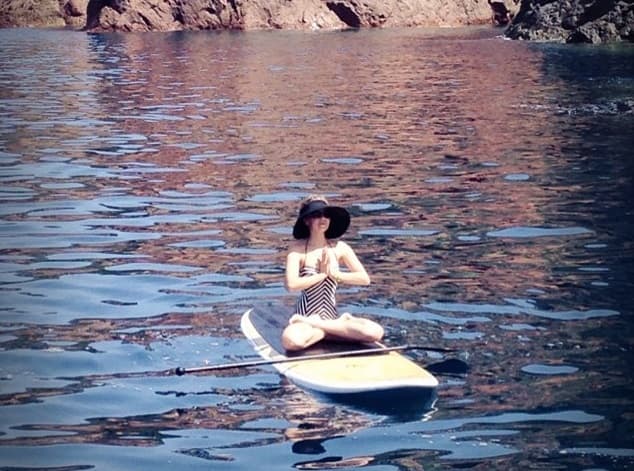 Meditar en la postura de Flor de Loto es otra de las cosas que más disfruta. Pero si Thalía es amante del yoga, hay otra sexy chica que agradece a esta disciplina todos sus beneficios...