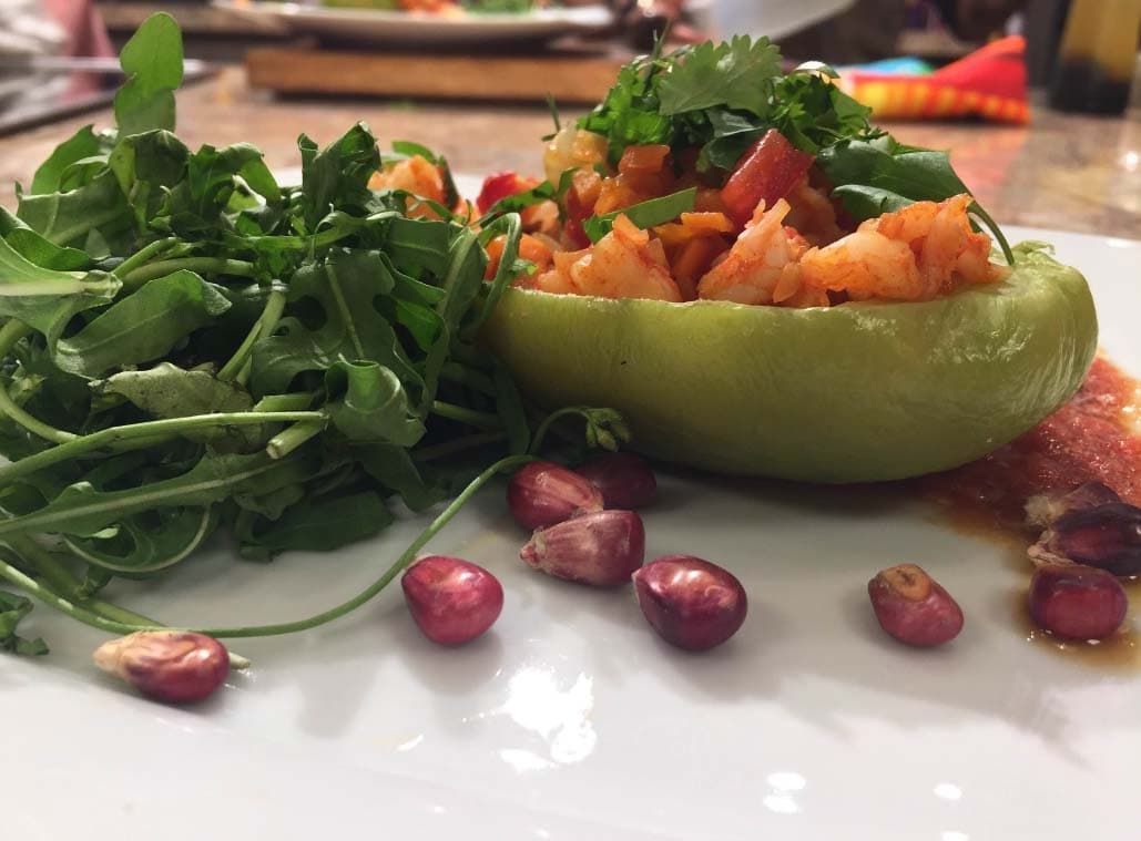 El chef Yogui nos preparó un delicioso chayote relleno de picadillo de camarón con salsa de jitomate y miel.