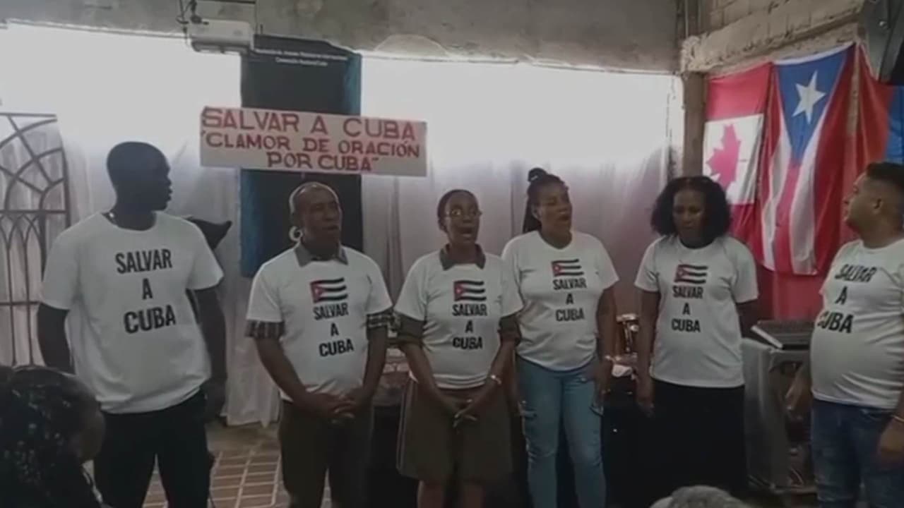 Exilio cubano ora por la libertad de Cuba en histórico acto masivo en Miami