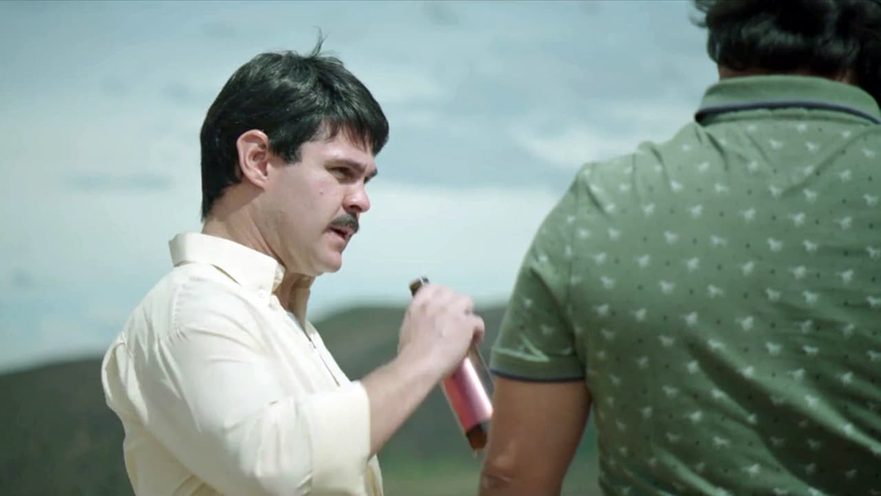 Hidden on a humble dwelling on top of a hill, ‘El Chapo’ and ‘Toño’ were discussing the final details of their plan to settle the score with the Avendaño, when all of the sudden, they heard a blizzard of machine gun shots. The door opened and one of his hitmen interrupted them: “‘Sir, we’ve been ambus…!”.