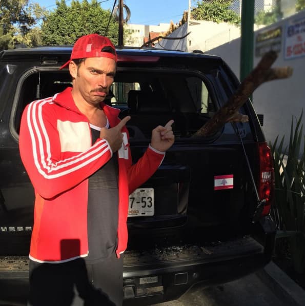 El villano de "Sueño de amor" compartió esta imagen en su cuenta de Instagram: "Cuando se cae un árbol en tu coche, pero soy bendecido no nos pasó nada, creo q es buena señal #actitudpositiva".