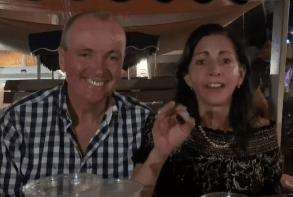<b>Cena con el Gobernador y la Primera Dama</b>
<br>
<br>Aquellas personas que se vacunaron a partir de diciembre pueden participar para ganar una cena junto a un invitado con el Gobernador Phil Murphy y la Primera Dama Tammy Murphy.