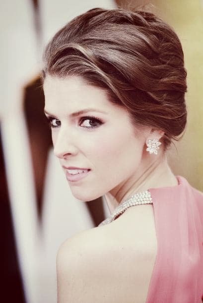 Así nos lo dejó claro la actriz Anna Kendrick, quien se alió al rosa claro para destacar en una de las alfombras más exigentes para las 'celebrities'. El rosa suaviza las facciones y logra un aura romántica. Sombras neutras, labios mate con un toque rosado y el vestido rosa salmón dejaron que la actriz luciera sus atributos al másximo.