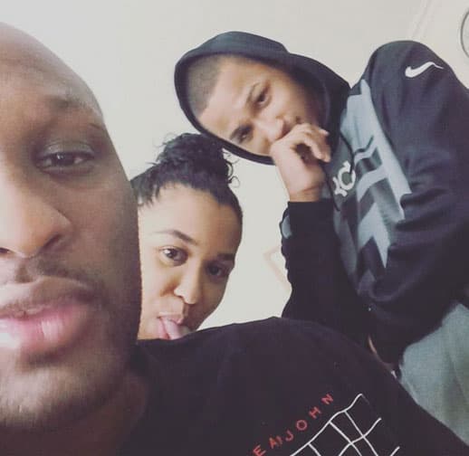 Aquí está Lamar mostrando mejoría junto a los dos hijos de su relación con Liza Morales, Destiny, de 17 años y Lamar Jr., de 13.